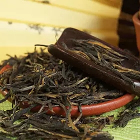 Чай чёрный Сосновые иголки (Yunnan Hong Song Zhen)