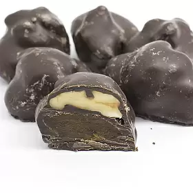Абрикос с грецким орехом в темной шоколадной глазури