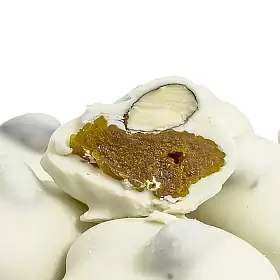 Абрикос с миндалем в белой шоколадной глазури